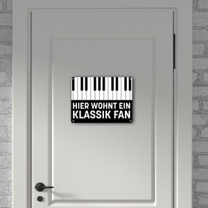 Hier wohnt ein Klassik Fan Metallschild mit Klavier Design