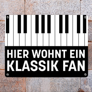 Hier wohnt ein Klassik Fan Metallschild mit Klavier Design