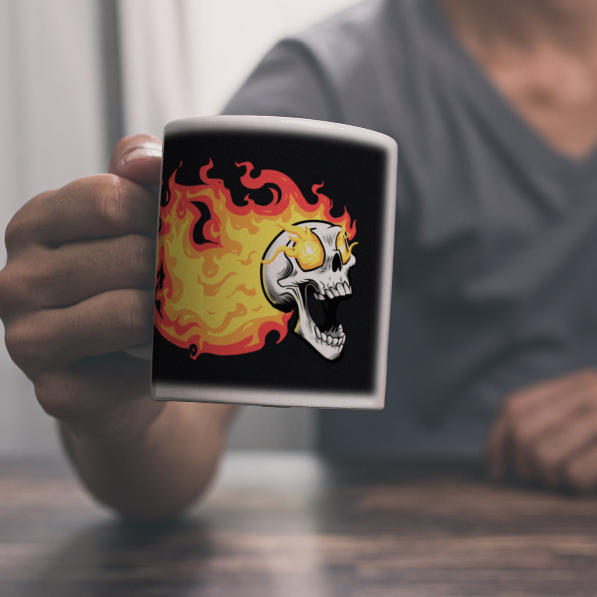 Rock n' Roll Kaffeebecher mit Flammen und Totenkopf