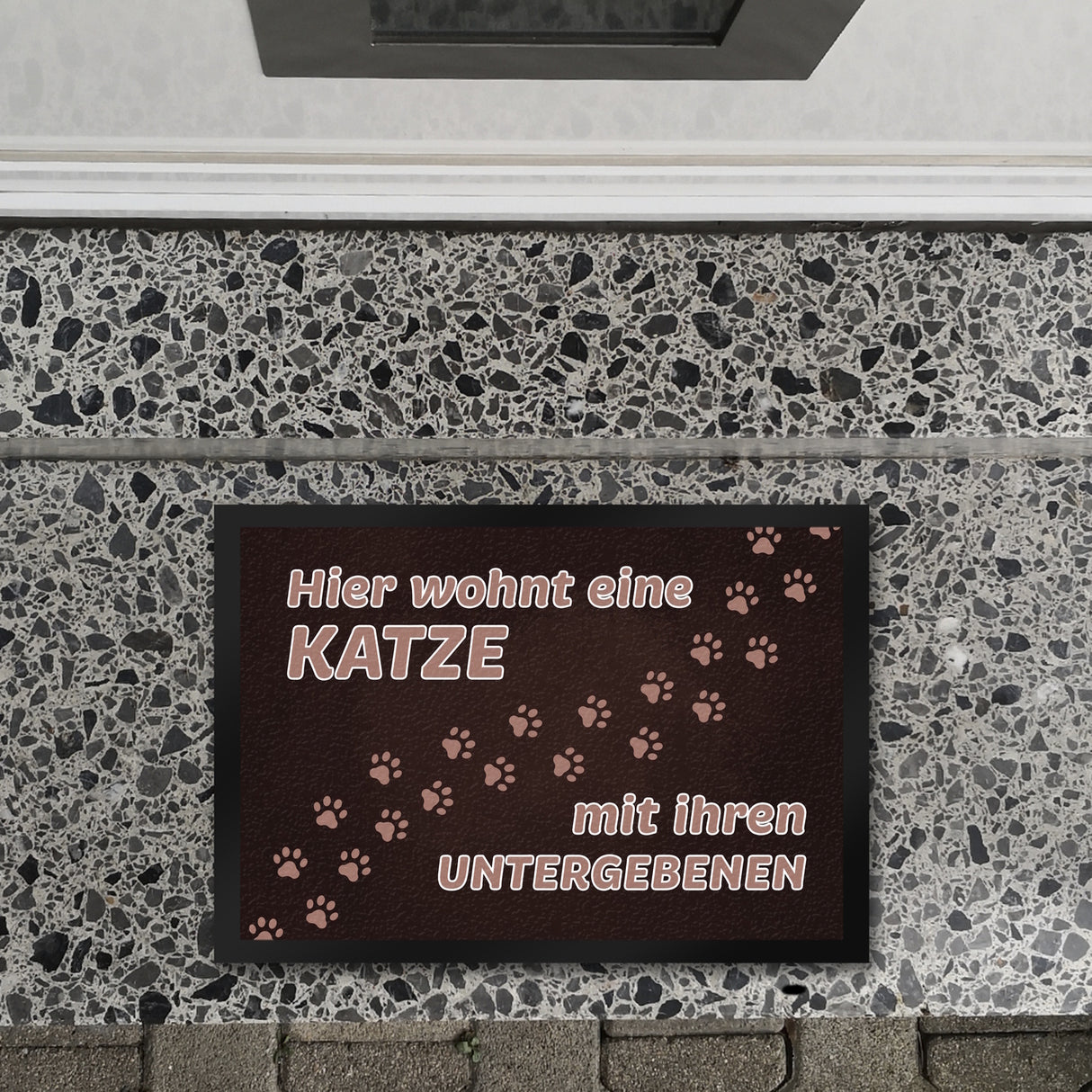 Hier wohnt eine Katze mit ihren Untergebenen Fußmatte mit Pfotenabdrücken