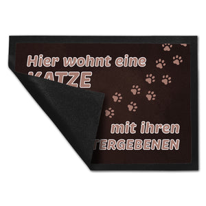 Hier wohnt eine Katze mit ihren Untergebenen Fußmatte mit Pfotenabdrücken