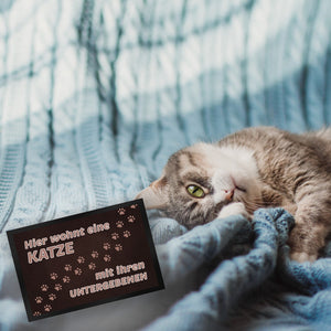 Hier wohnt eine Katze mit ihren Untergebenen Fußmatte mit Pfotenabdrücken