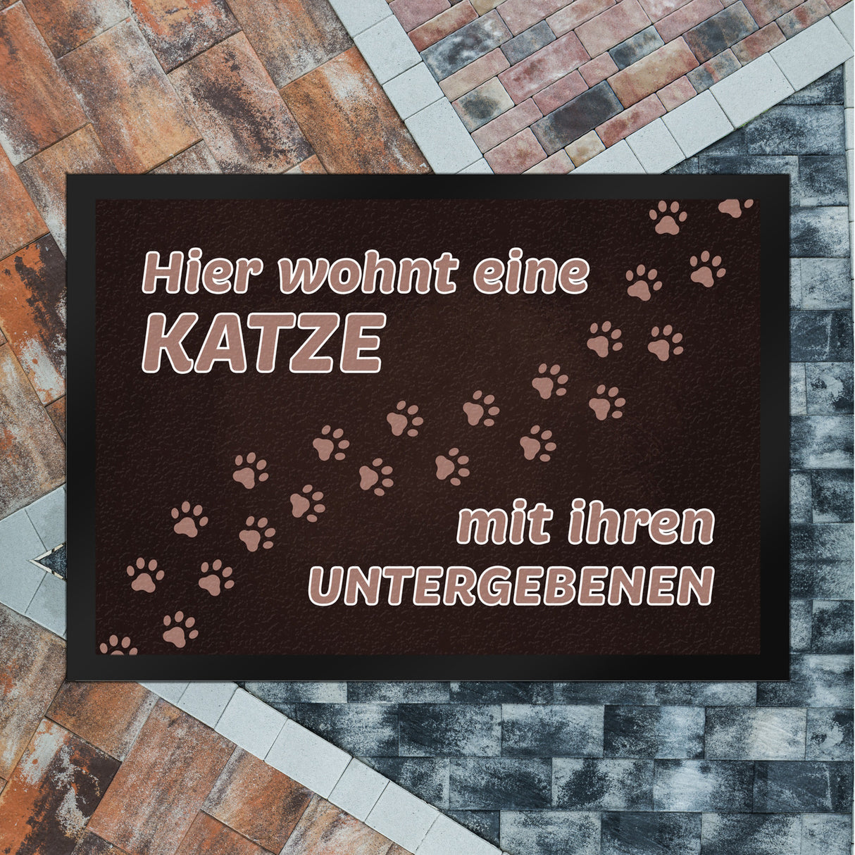 Hier wohnt eine Katze mit ihren Untergebenen Fußmatte mit Pfotenabdrücken