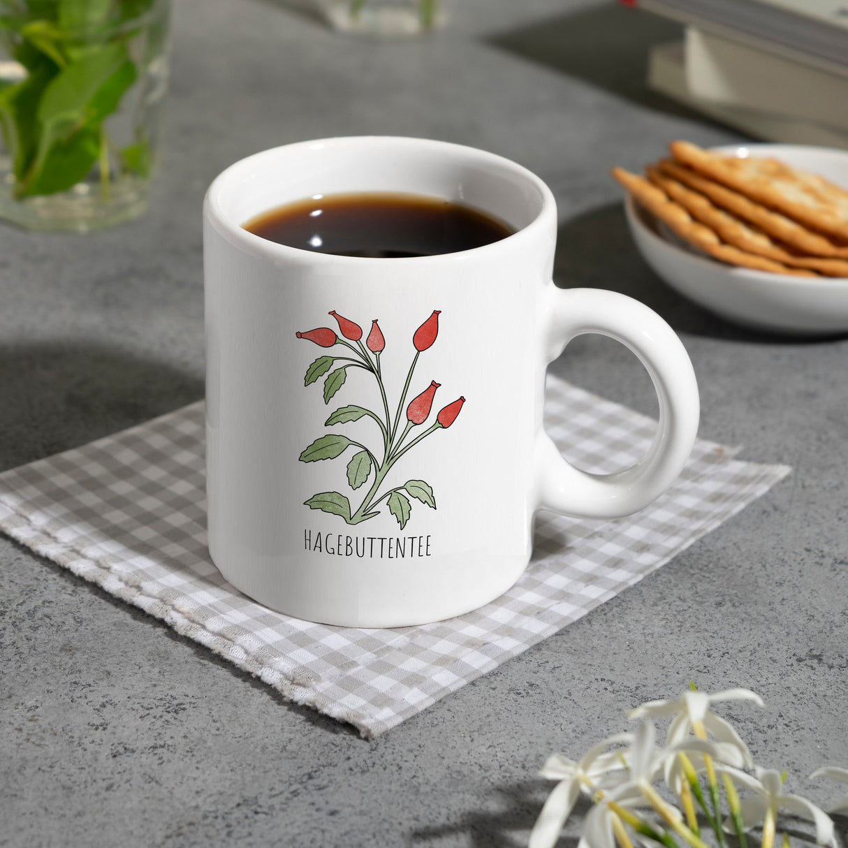 Hagebuttentee Teetasse mit Hagebuttenpflanze für Teetrinker
