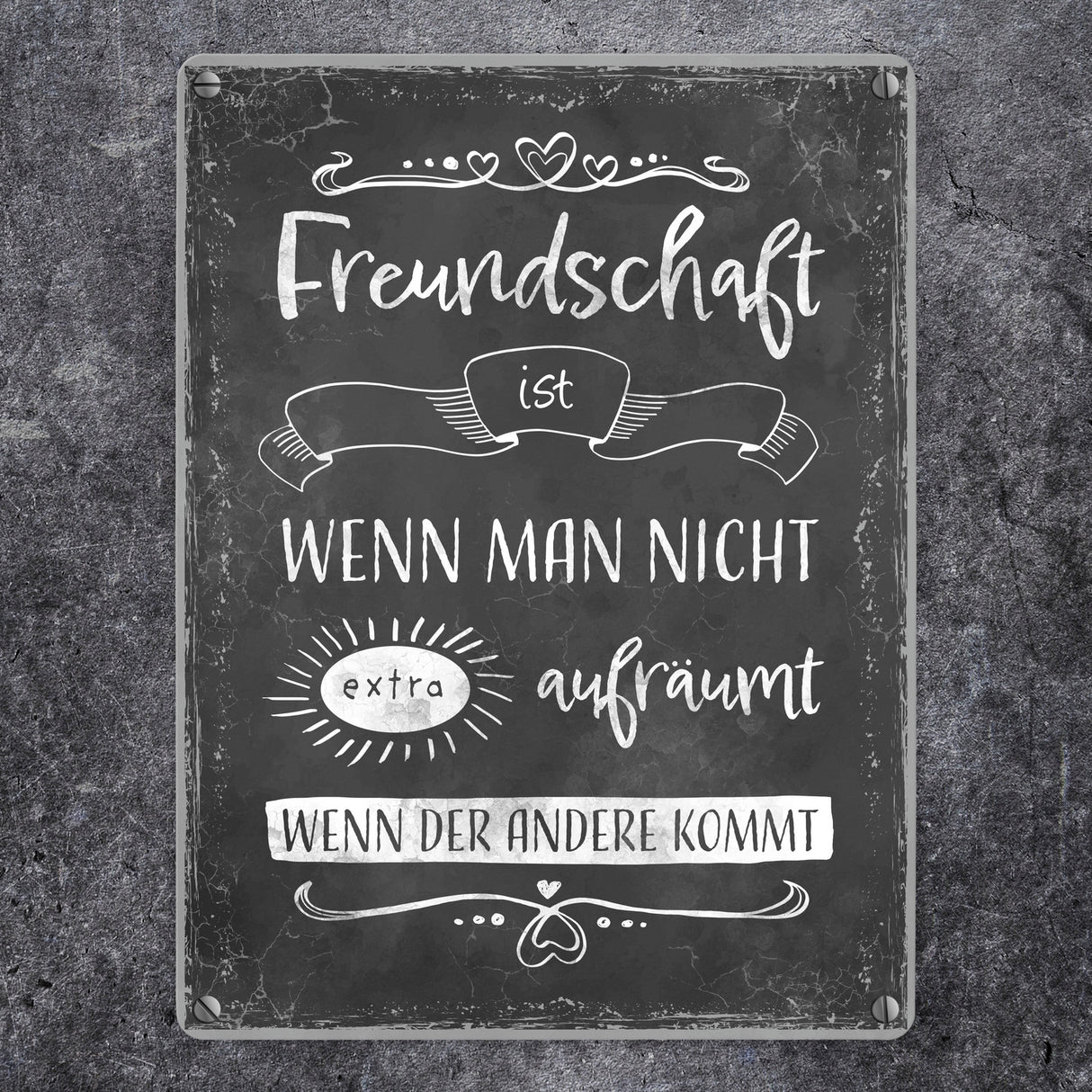 Metallschild mit lustigem Spruch zu Freundschaft und Aufräumen