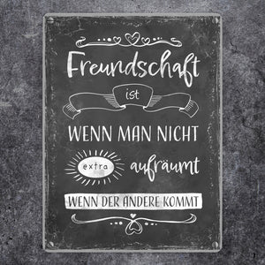 Metallschild mit lustigem Spruch zu Freundschaft und Aufräumen