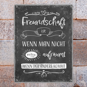 Metallschild mit lustigem Spruch zu Freundschaft und Aufräumen