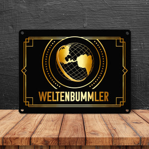 Weltenbummler Metallschild mit goldenem Globus und Reisemotiv