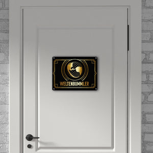 Weltenbummler Metallschild mit goldenem Globus und Reisemotiv