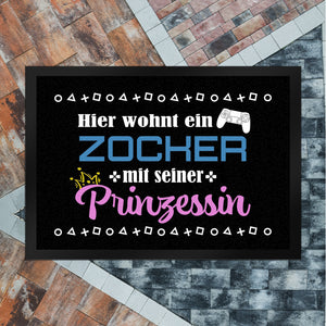 Hier wohnt ein Zocker mit seiner Prinzessin Fußmatte