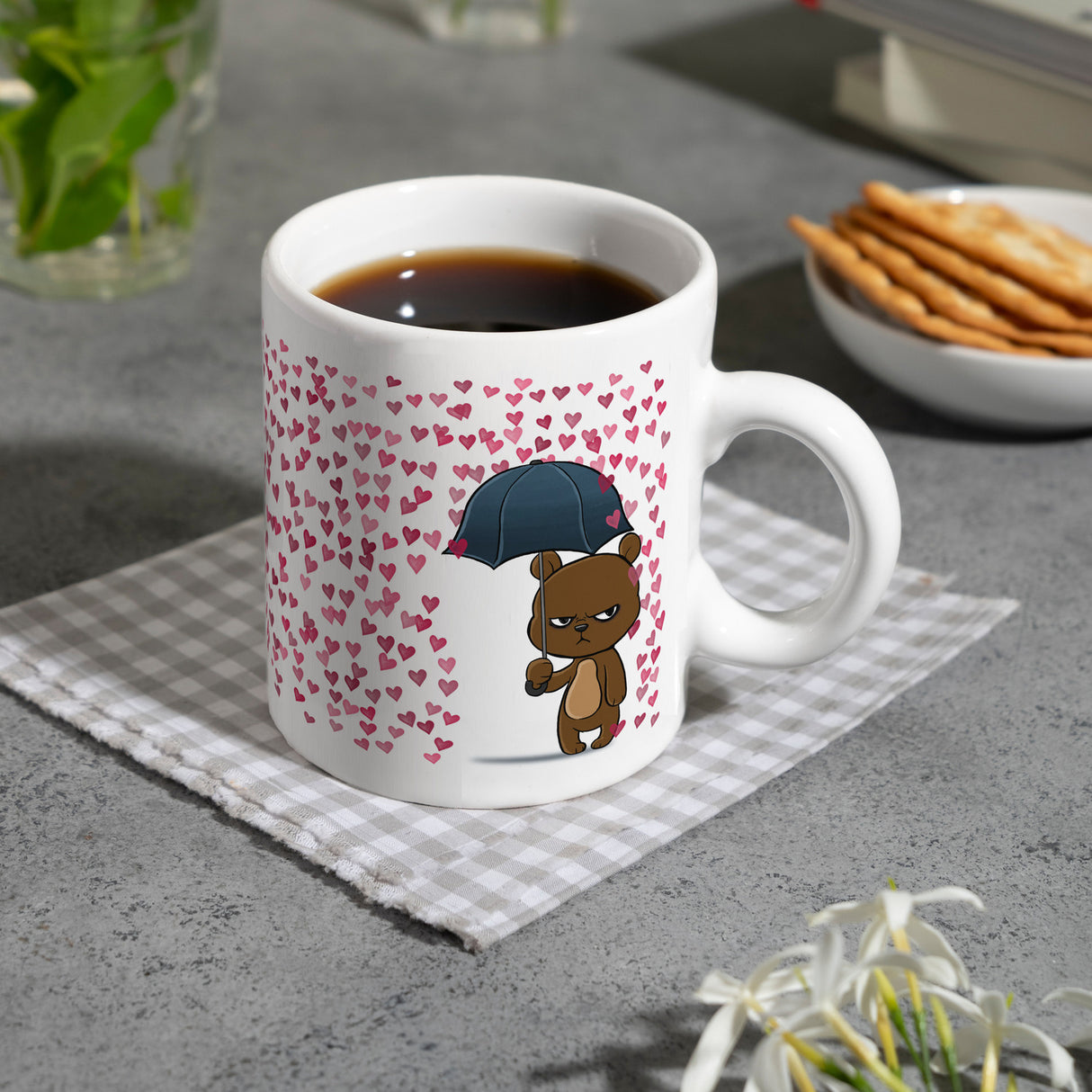 Grummeliges Bärchen im Herz-Regen Kaffeebecher