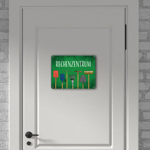 Rechenzentrum Metallschild mit Gartengeräten