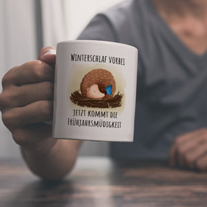 Winterschlaf vorbei jetzt kommt die Frühjahrsmüdigkeit Igel Kaffeebecher