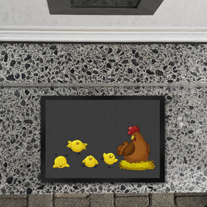 Huhn im Nest mit Küken Fußmatte