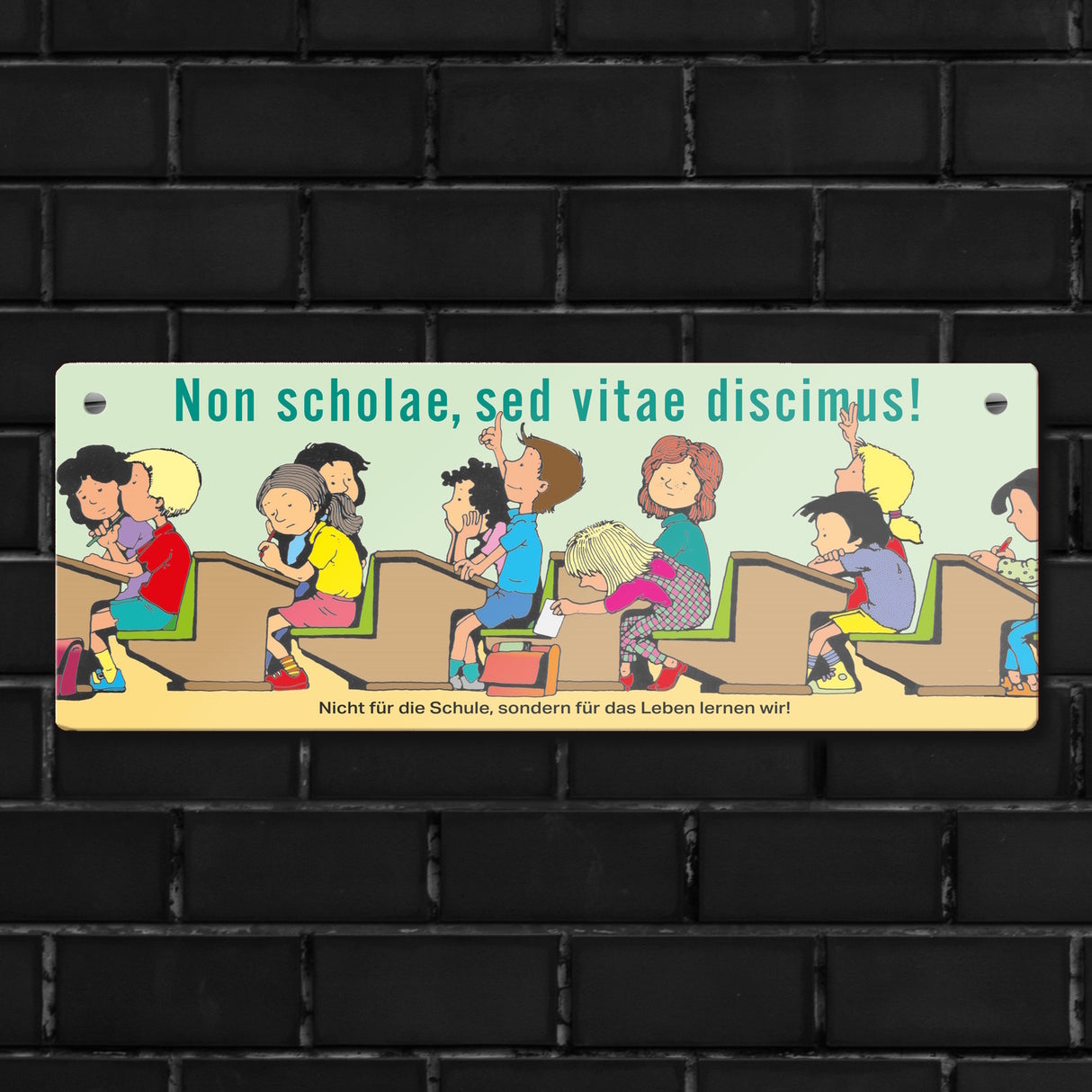 Schüler im Klassenzimmer Metallschild zum Thema Eigenverantwortung