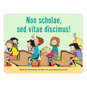 Schüler im Klassenzimmer Metallschild zum Thema Eigenverantwortung