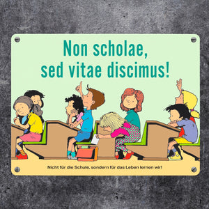 Schüler im Klassenzimmer Metallschild zum Thema Eigenverantwortung