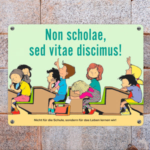 Schüler im Klassenzimmer Metallschild zum Thema Eigenverantwortung