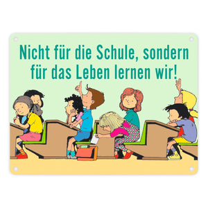 Schüler im Klassenzimmer Metallschild zum Thema Eigenverantwortung