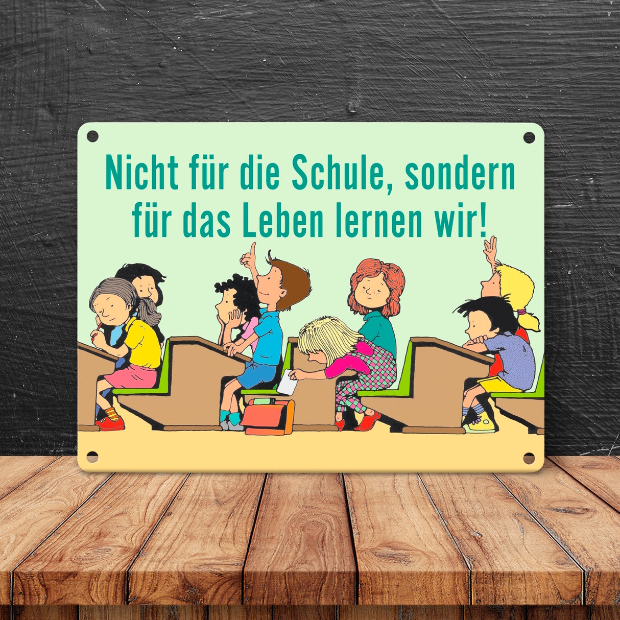 Schüler im Klassenzimmer Metallschild zum Thema Eigenverantwortung