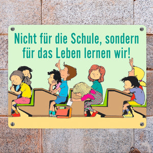 Schüler im Klassenzimmer Metallschild zum Thema Eigenverantwortung