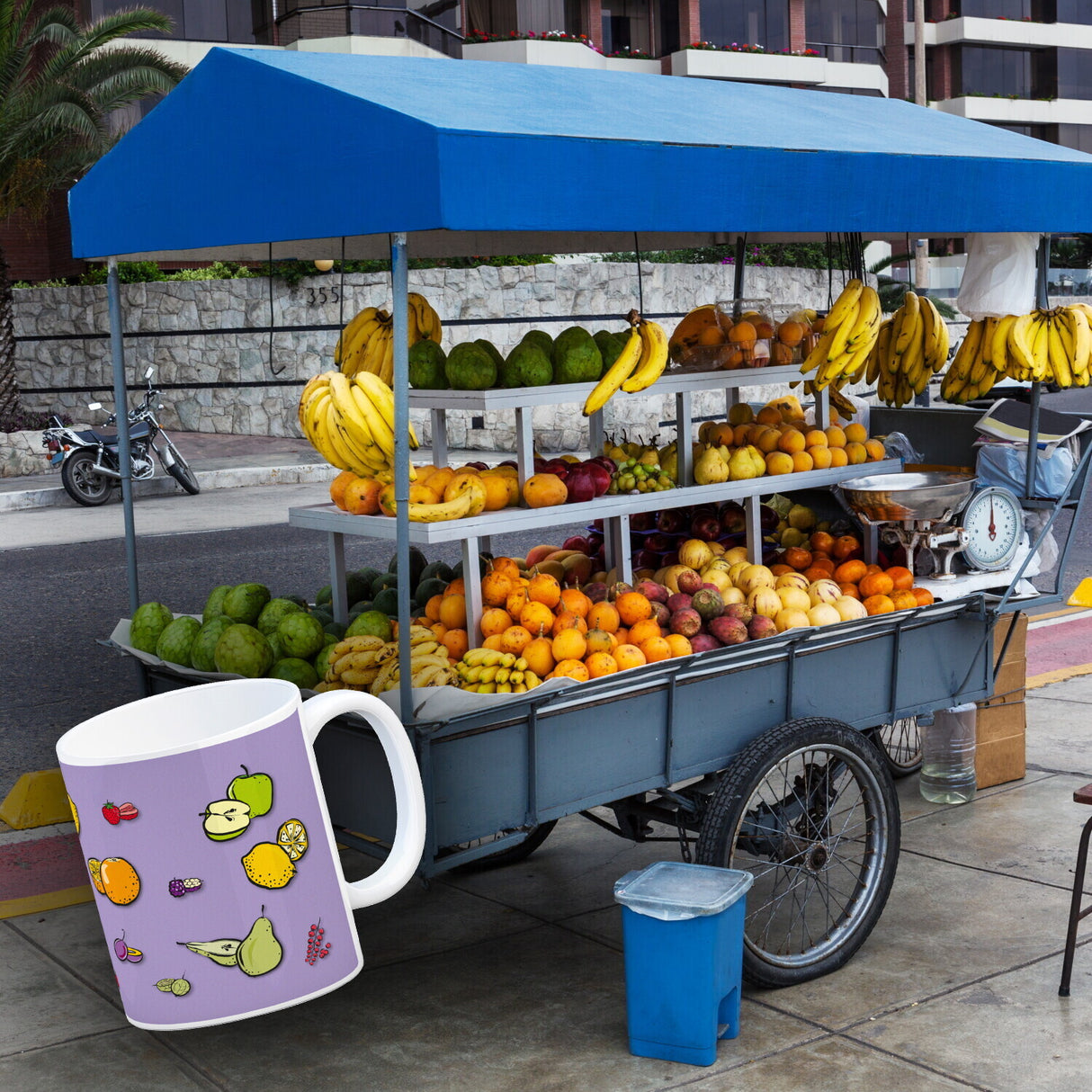 Kaffeebecher in lila zum Thema Obst mit verschiedenen Früchten