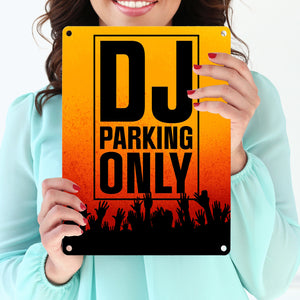 DJ parking only Metallschild für den Parkplatz