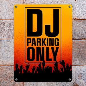 DJ parking only Metallschild für den Parkplatz