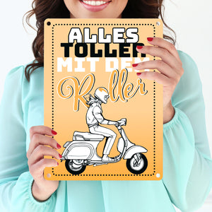 Alles toller mit dem Roller Metallschild in orange mit Rollerfahrerin