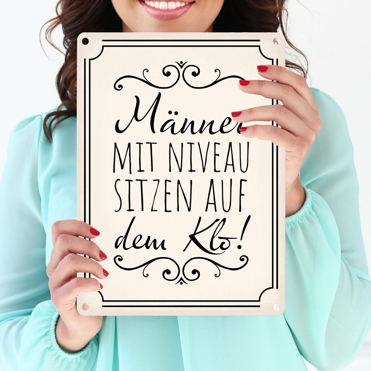 Männer mit Niveau sitzen auf dem Klo Metallschild in beige für die Toilette