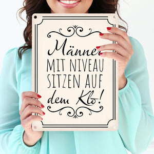 Männer mit Niveau sitzen auf dem Klo Metallschild in beige für die Toilette