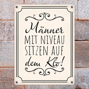 Männer mit Niveau sitzen auf dem Klo Metallschild in beige für die Toilette