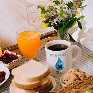 Mach es wie Wasser sei still witziger Kaffeebecher