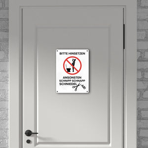 Bitte hinsetzen, ansonsten… Toilette Metallschild mit Biertrinker