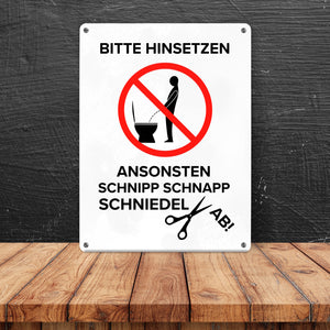 Bitte hinsetzen, ansonsten… Toilette Metallschild mit Icon