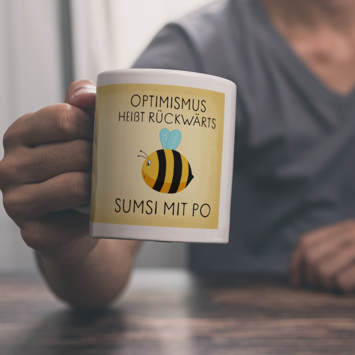 Optimismus heißt rückwärts Sumsi mit Po Biene Kaffeebecher mit Spruch