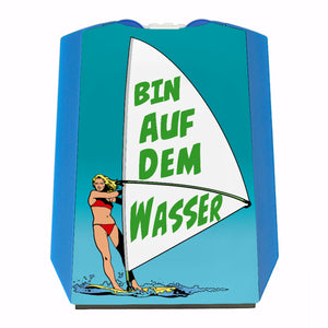 Surferin Parkscheibe mit Spruch auf dem Segel - Bin auf dem Wasser