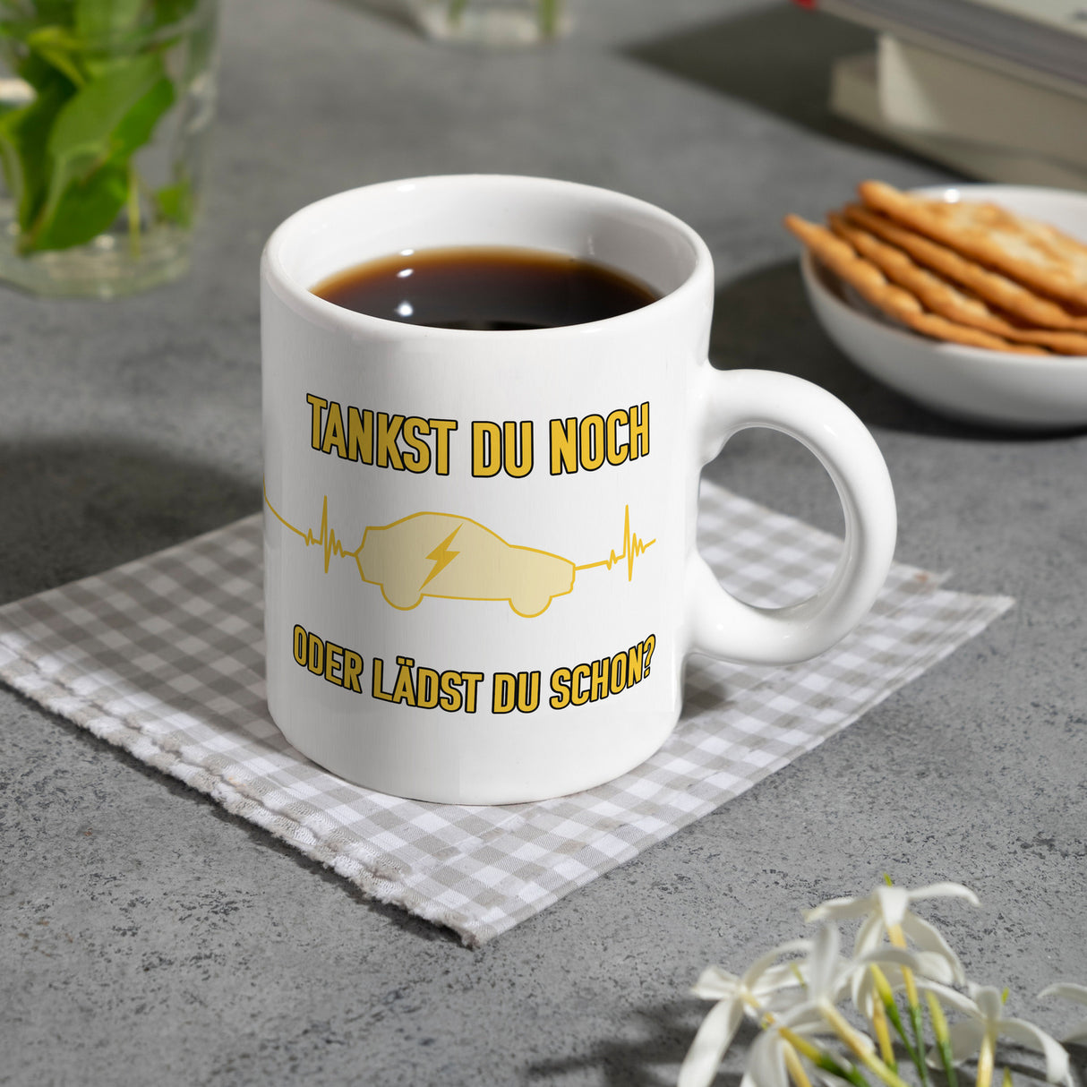 Tankst du noch oder lädst du schon Kaffeebecher mit Elektroauto