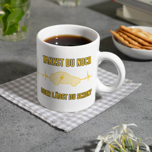 Tankst du noch oder lädst du schon Kaffeebecher mit Elektroauto