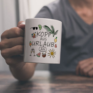 Kopf aus Urlaub an Kaffeebecher für den Sommer