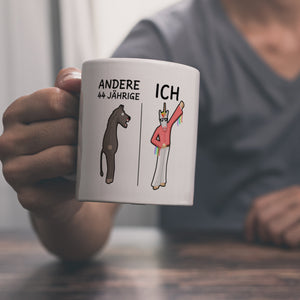 Witziger Kaffeebecher für den 44. Geburtstag mit Motiv: Andere und ich