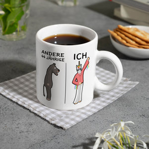 Witziger Kaffeebecher für den 44. Geburtstag mit Motiv: Andere und ich