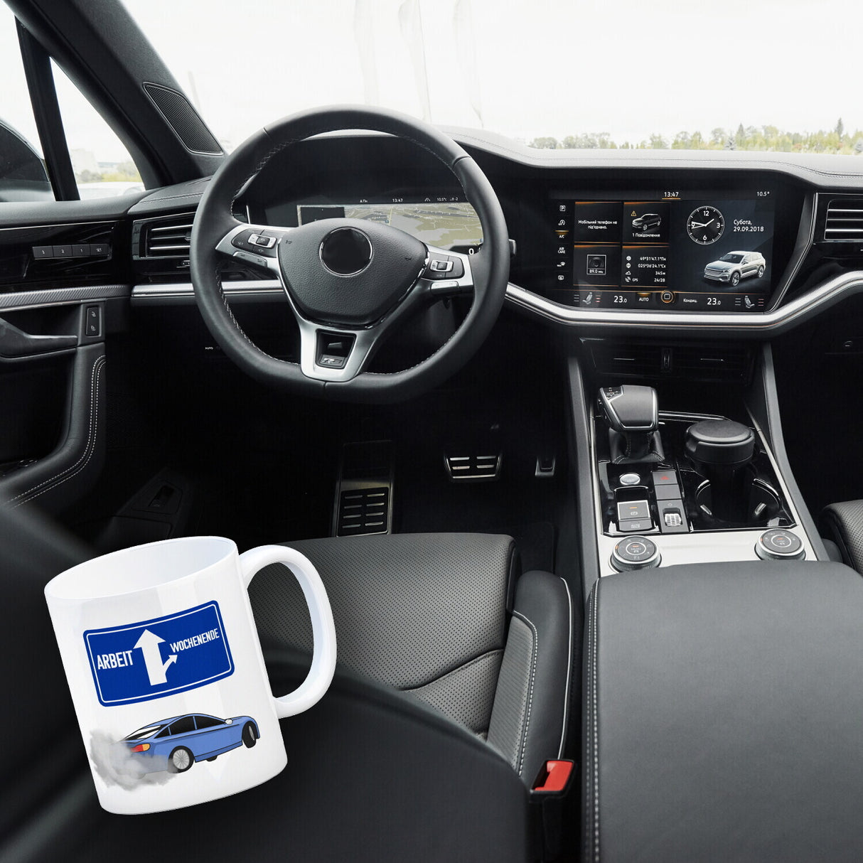 Arbeit oder Wochenende witziger Kaffeebecher mit driftendem Auto