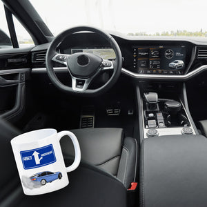 Arbeit oder Wochenende witziger Kaffeebecher mit driftendem Auto