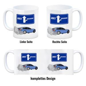Arbeit oder Wochenende witziger Kaffeebecher mit driftendem Auto