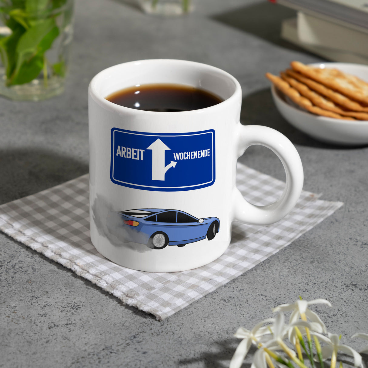 Arbeit oder Wochenende witziger Kaffeebecher mit driftendem Auto