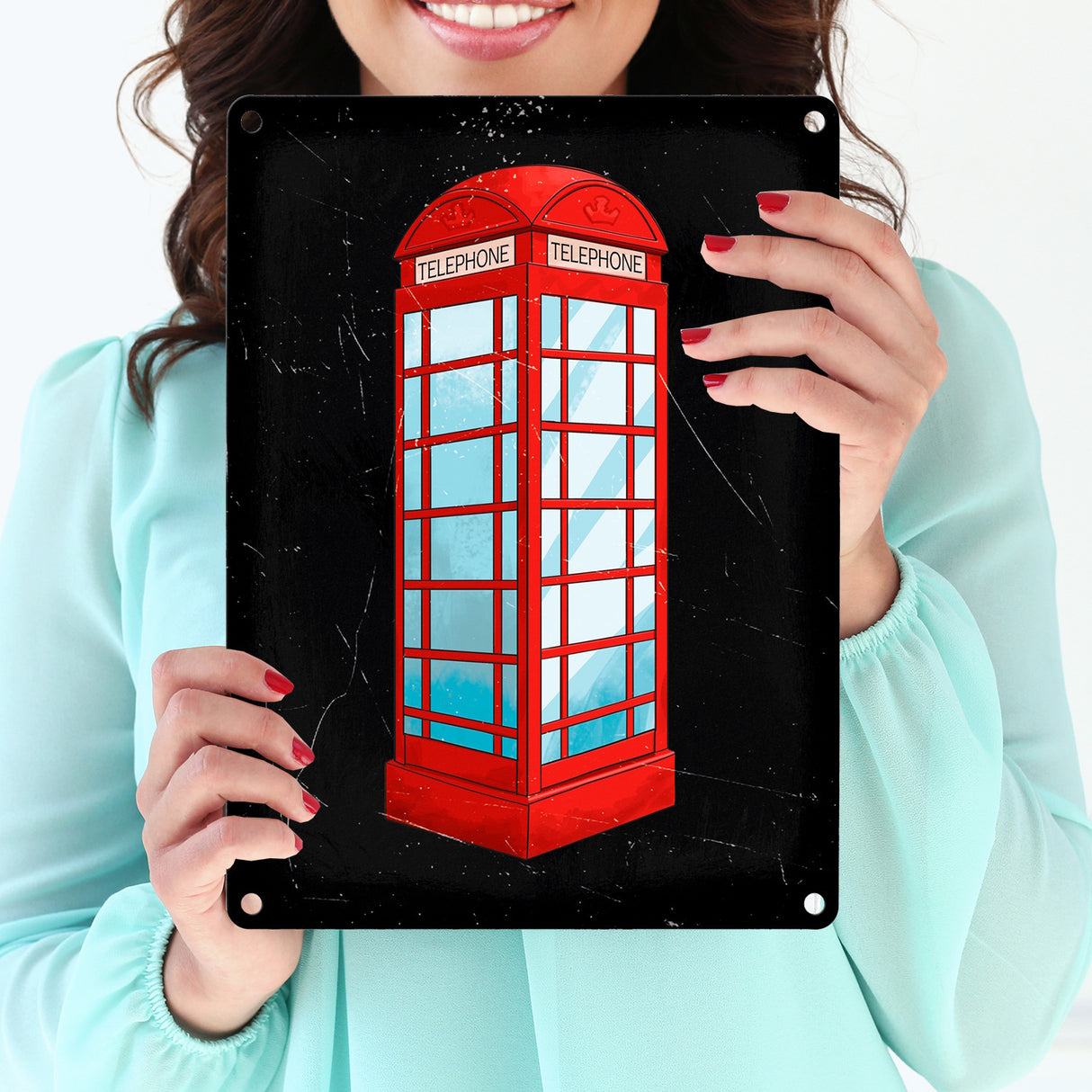 Metallschild mit roter Telefonzelle im Used-Look