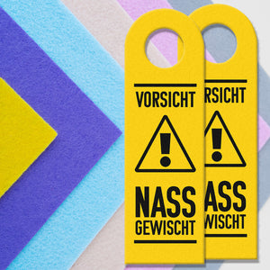 Vorsicht Nass gewischt Türhänger mit Hintergrund