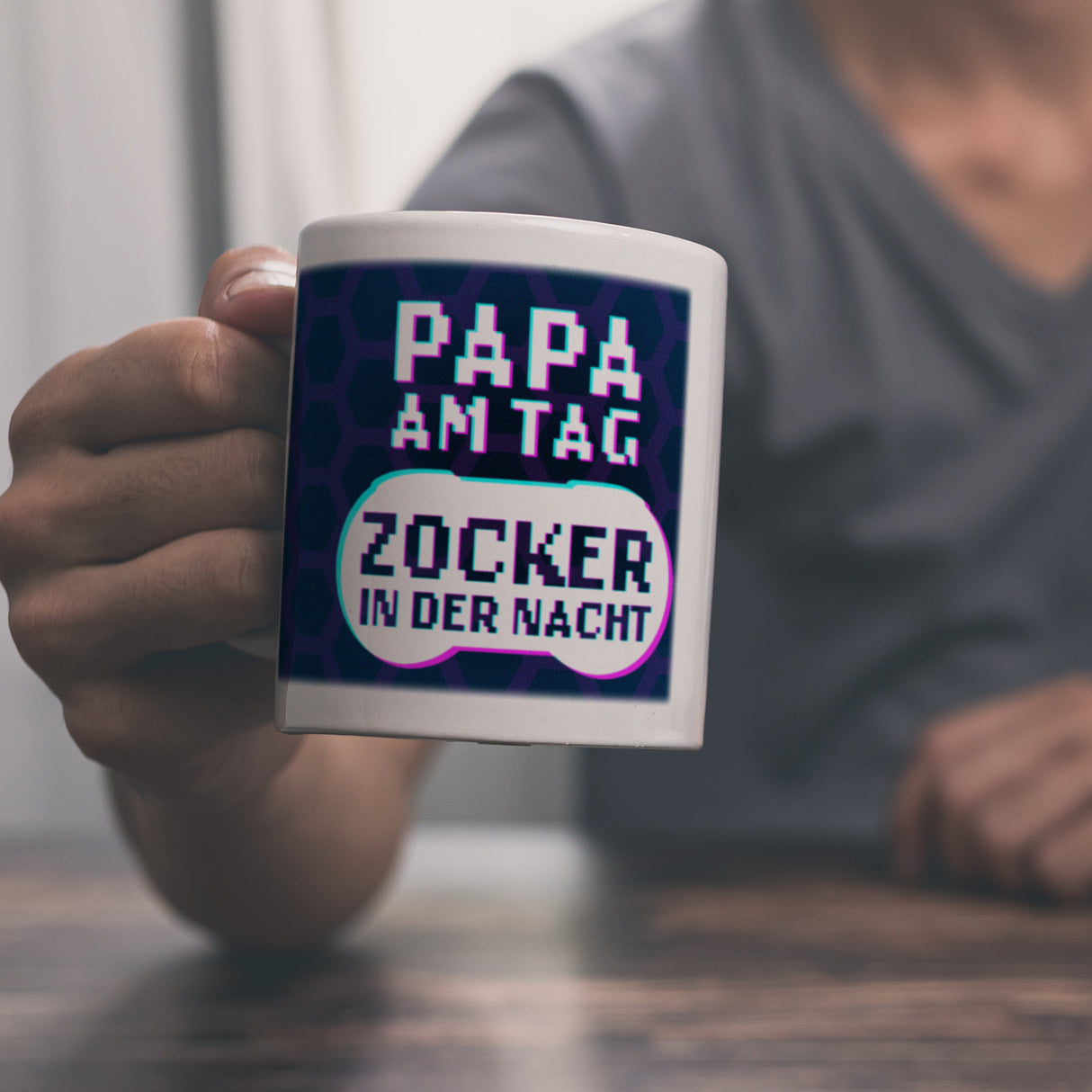 Papa am Tag - Zocker in der Nacht Kaffeebecher für Gamer und Väter