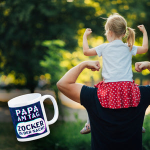 Papa am Tag - Zocker in der Nacht Kaffeebecher für Gamer und Väter